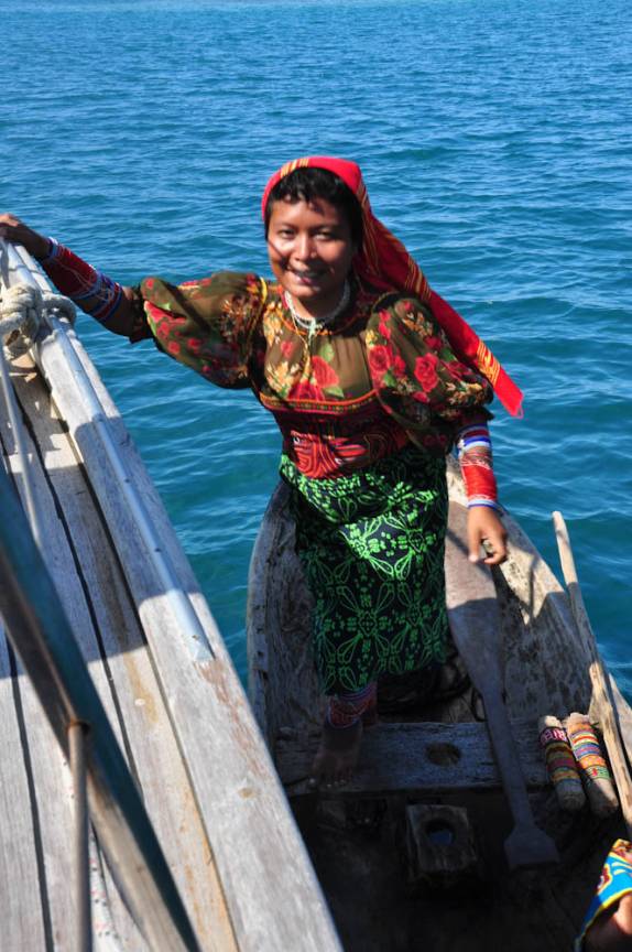 Índia Kuna, representante da tribo que há séculos habita San Blás, na costa do Panamá